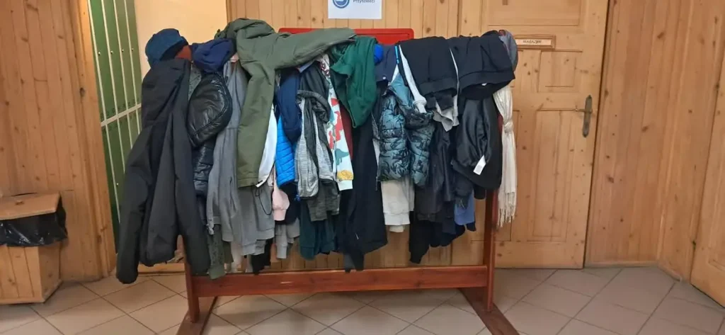 Szkoła w Kwidzynie zaprasza rodziców po odbiór zagubionych ubrań