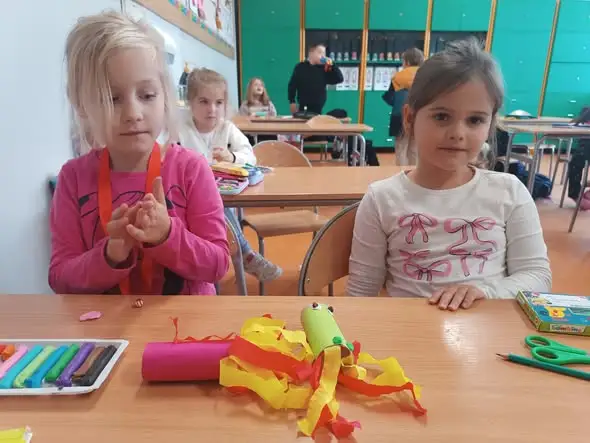 Smoki z rolek po papierze – kreatywna lekcja w klasie 1b